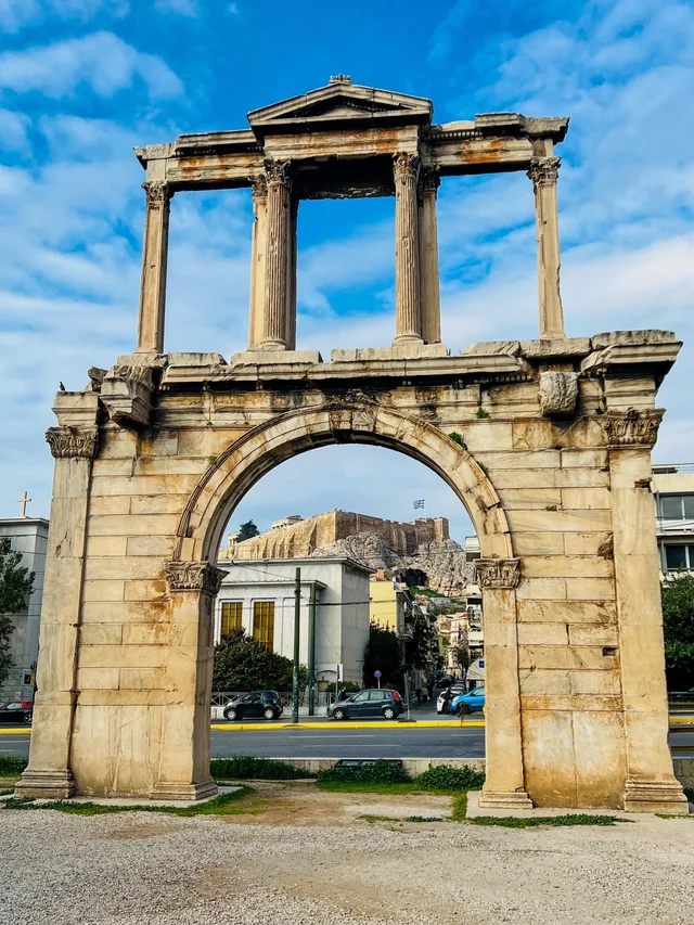 Arco do Imperador Adriano no centro histórico de Atenas
